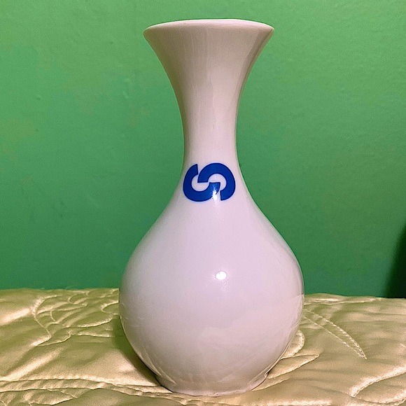 Beautiful naaman porcelain “bud vase”